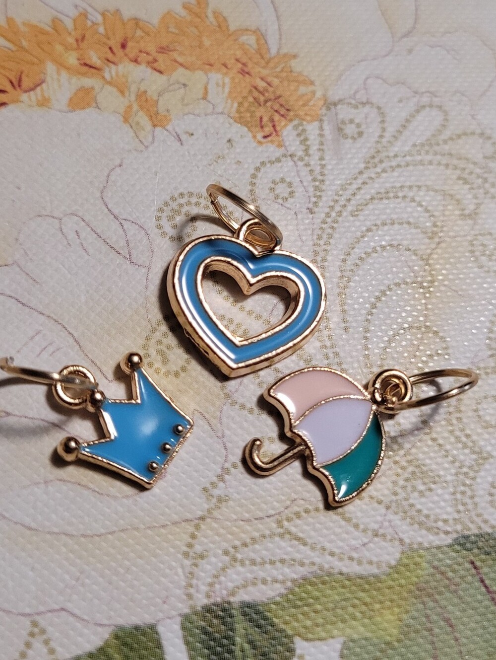 💚Free In Any Bundle Over $10 Kids Gold-Tone Blue & Pink Enamel Charms